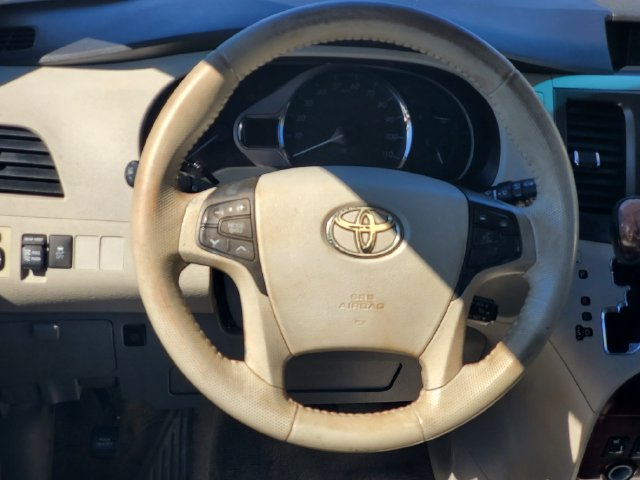 Used 2011 Toyota Sienna XLE FWD image 10