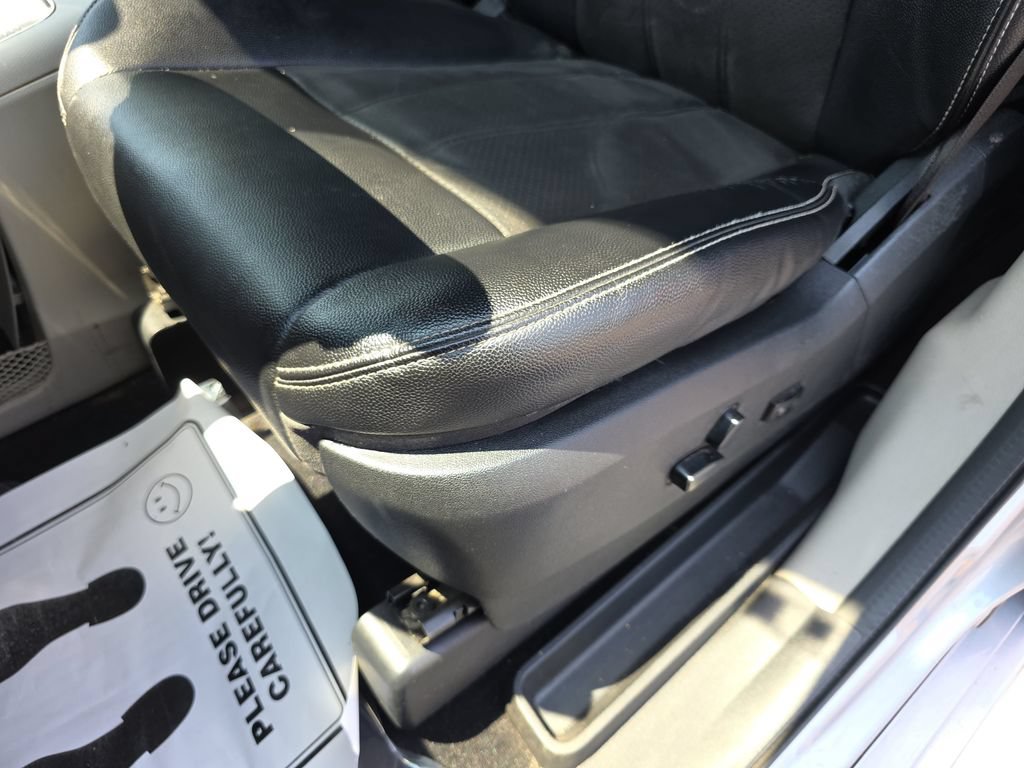 Used 2019 Dodge Grand Caravan SXT FWD image 28