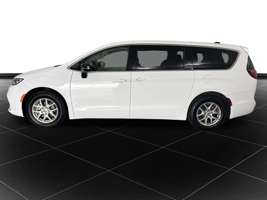 Used 2024 Chrysler Pacifica Touring-L FWD image 2