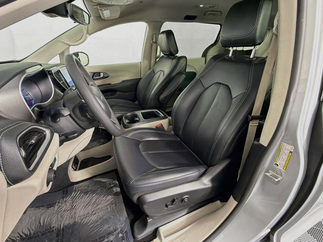 Used 2024 Chrysler Pacifica Limited FWD image 31