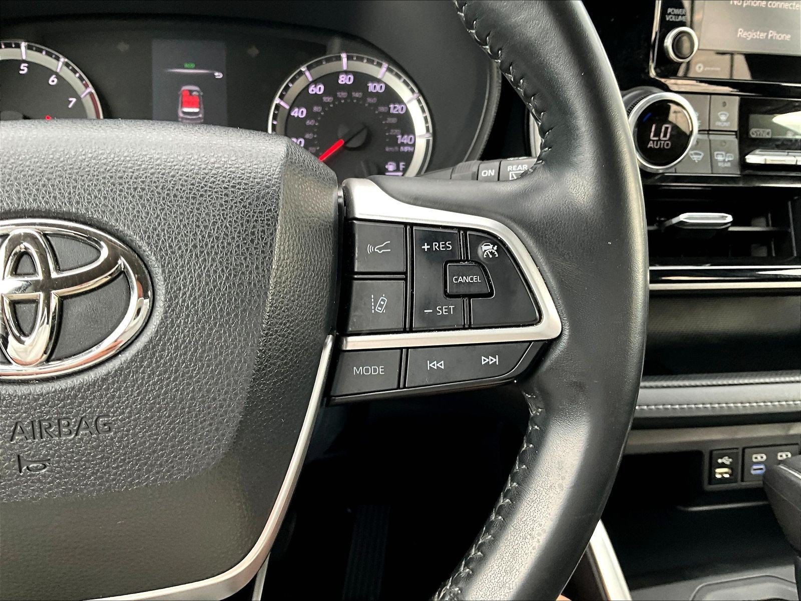 Used 2022 Toyota Highlander LE AWD/4WD image 12