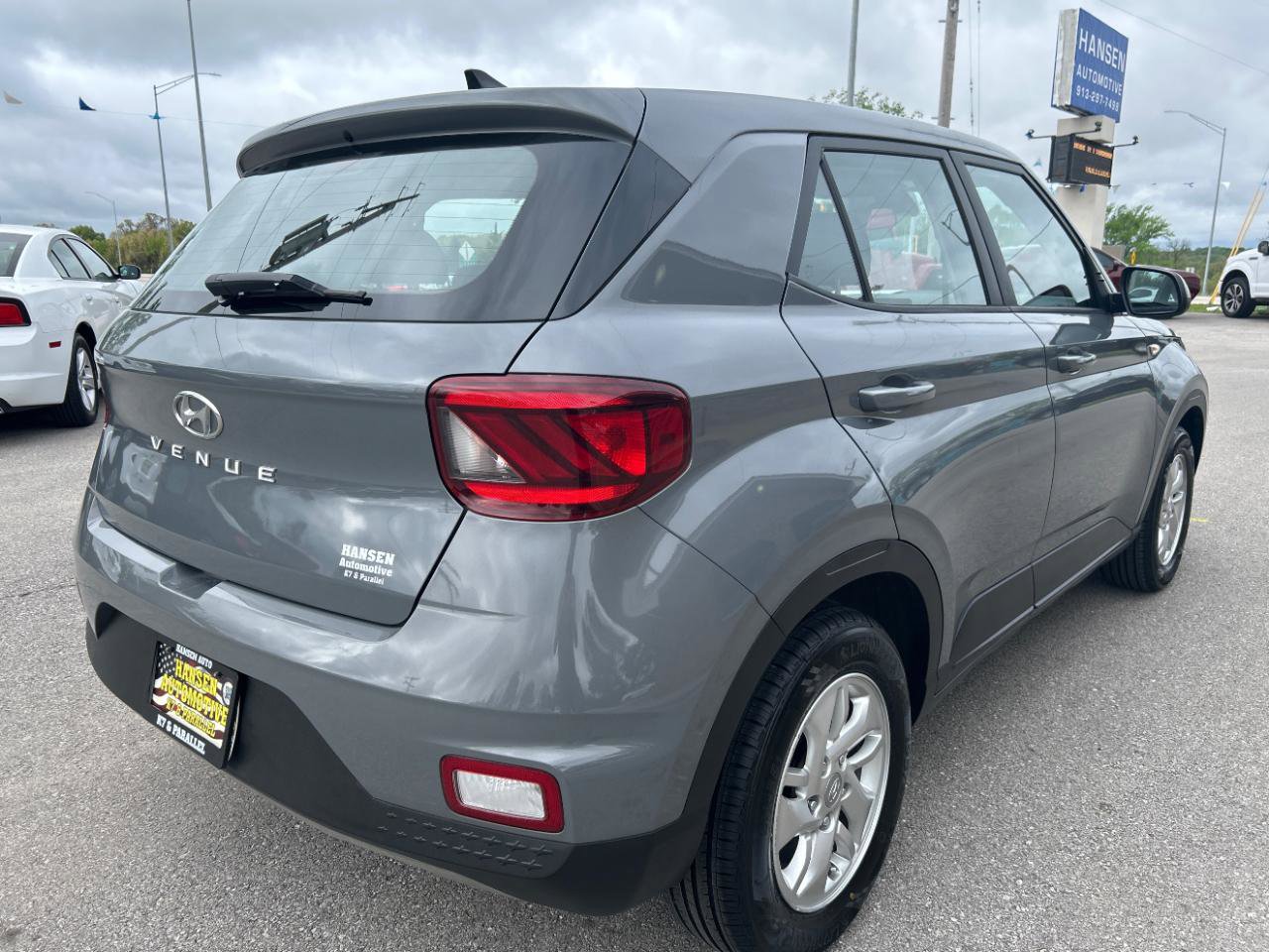 Used 2021 Hyundai Venue SE FWD image 5