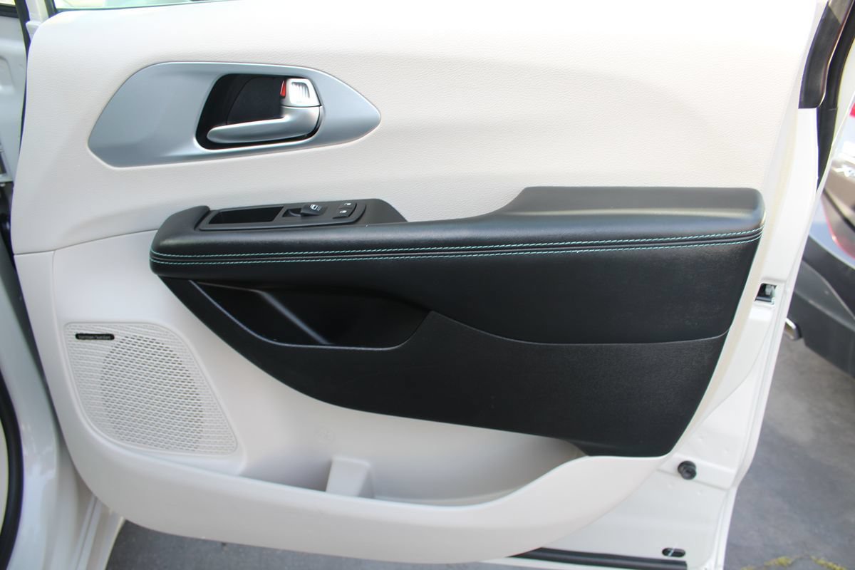 Used 2020 Chrysler Pacifica Limited w/ Advanced Safetytec Group FWD image 23