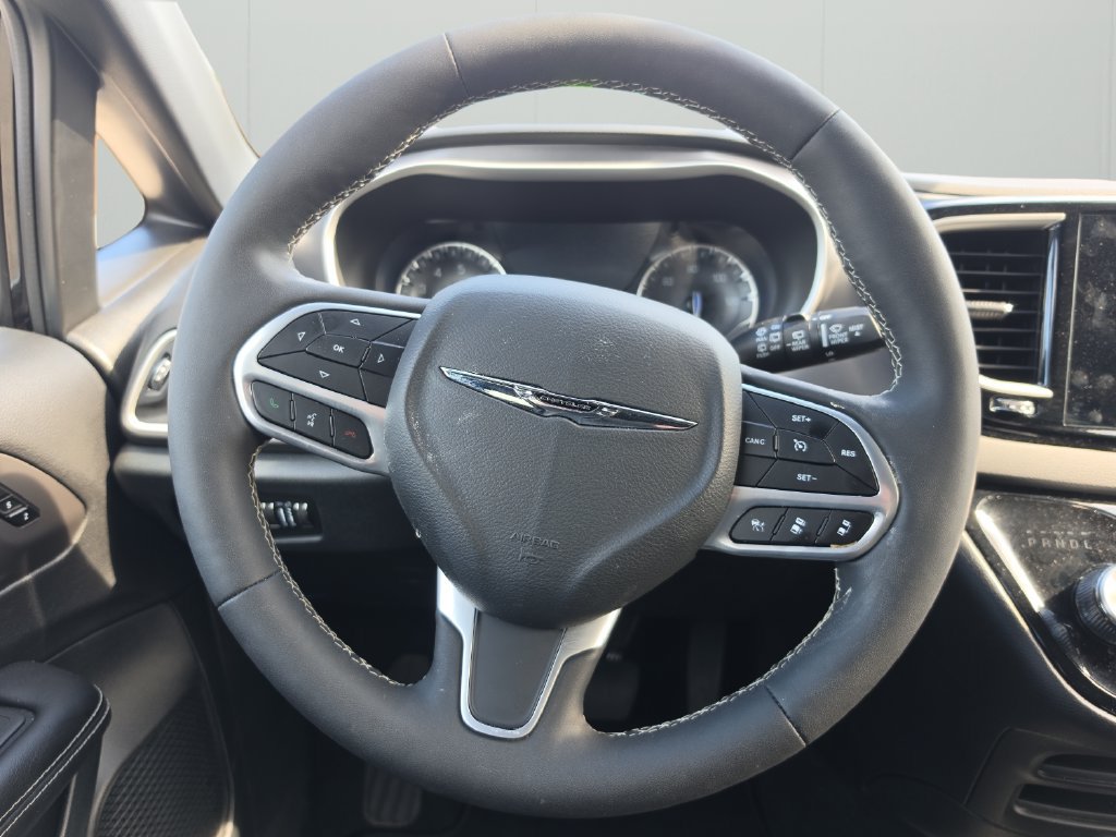 Used 2026 Chrysler Pacifica Select FWD image 11