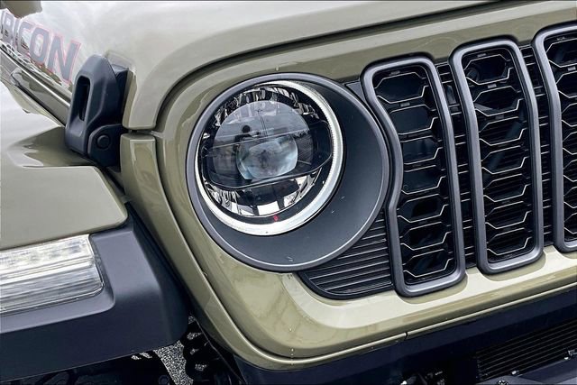 Used 2025 Jeep Gladiator Rubicon AWD/4WD image 32