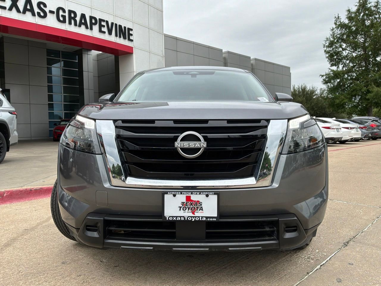 Used 2025 Nissan Pathfinder SV FWD image 3