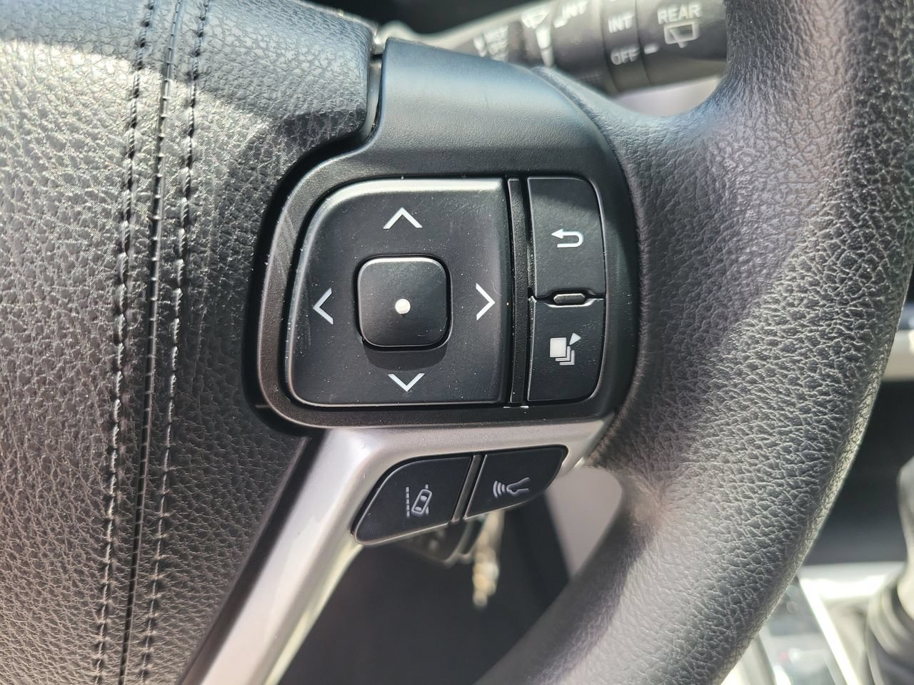 Used 2019 Toyota Highlander LE FWD image 19