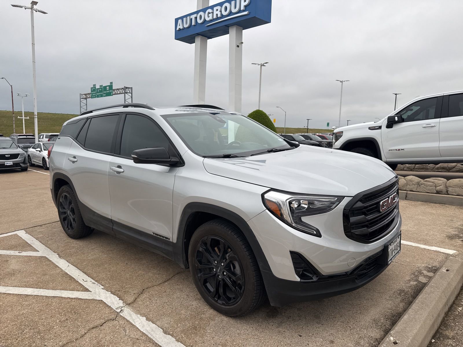 Used 2020 GMC Terrain SLT w/ Preferred Package image 3