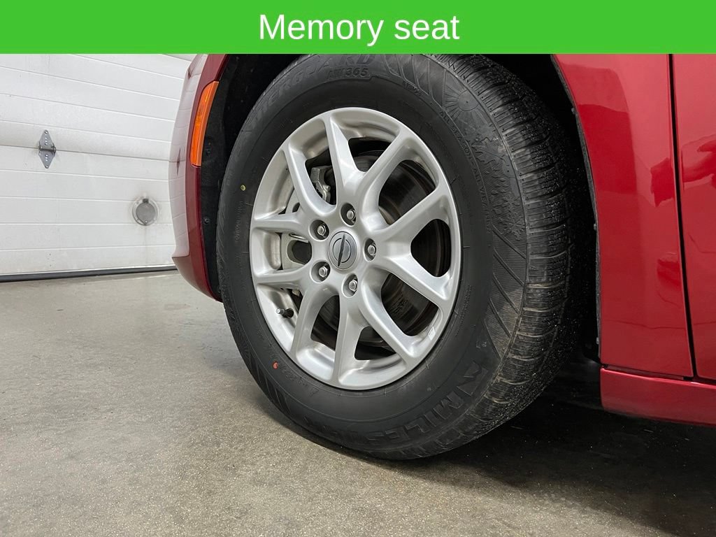 Used 2025 Chrysler Pacifica Select FWD image 14