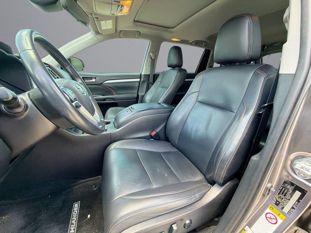 Used 2019 Toyota Highlander XLE FWD image 30