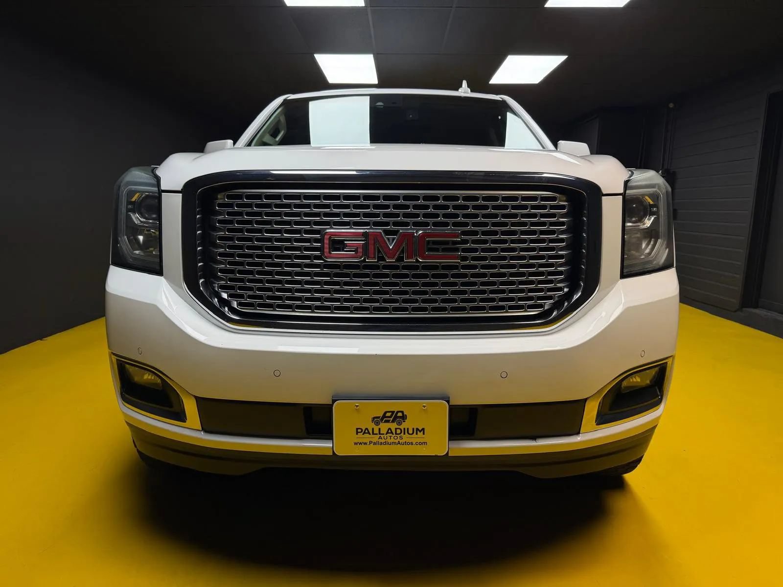 Used 2015 GMC Yukon Denali w/ Premium Package RWD image 2