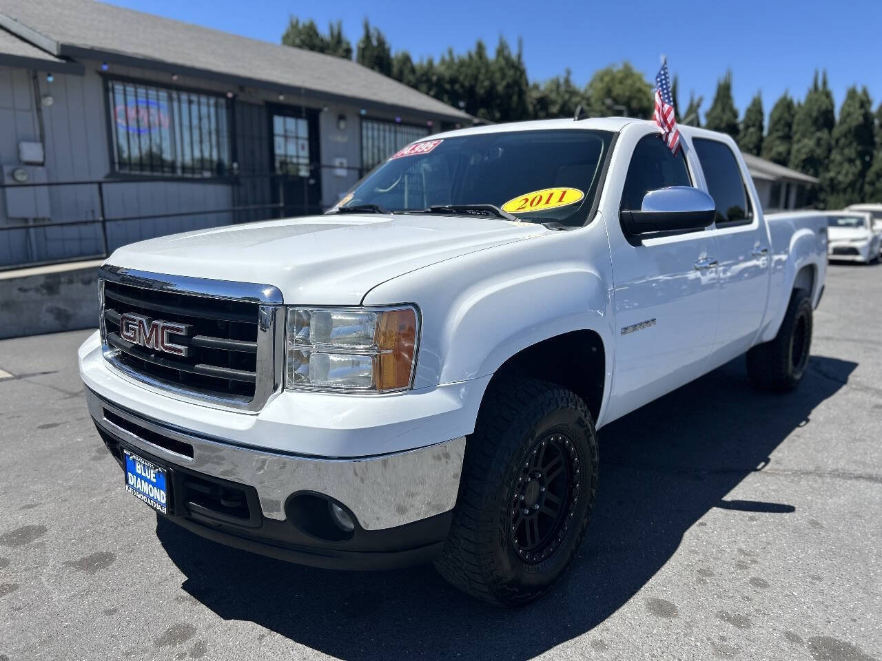 Used 2011 GMC Sierra 1500 SLE w/ Regional Value Package AWD/4WD image 3