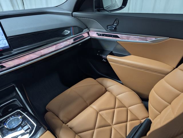 Used 2023 BMW 740i image 8