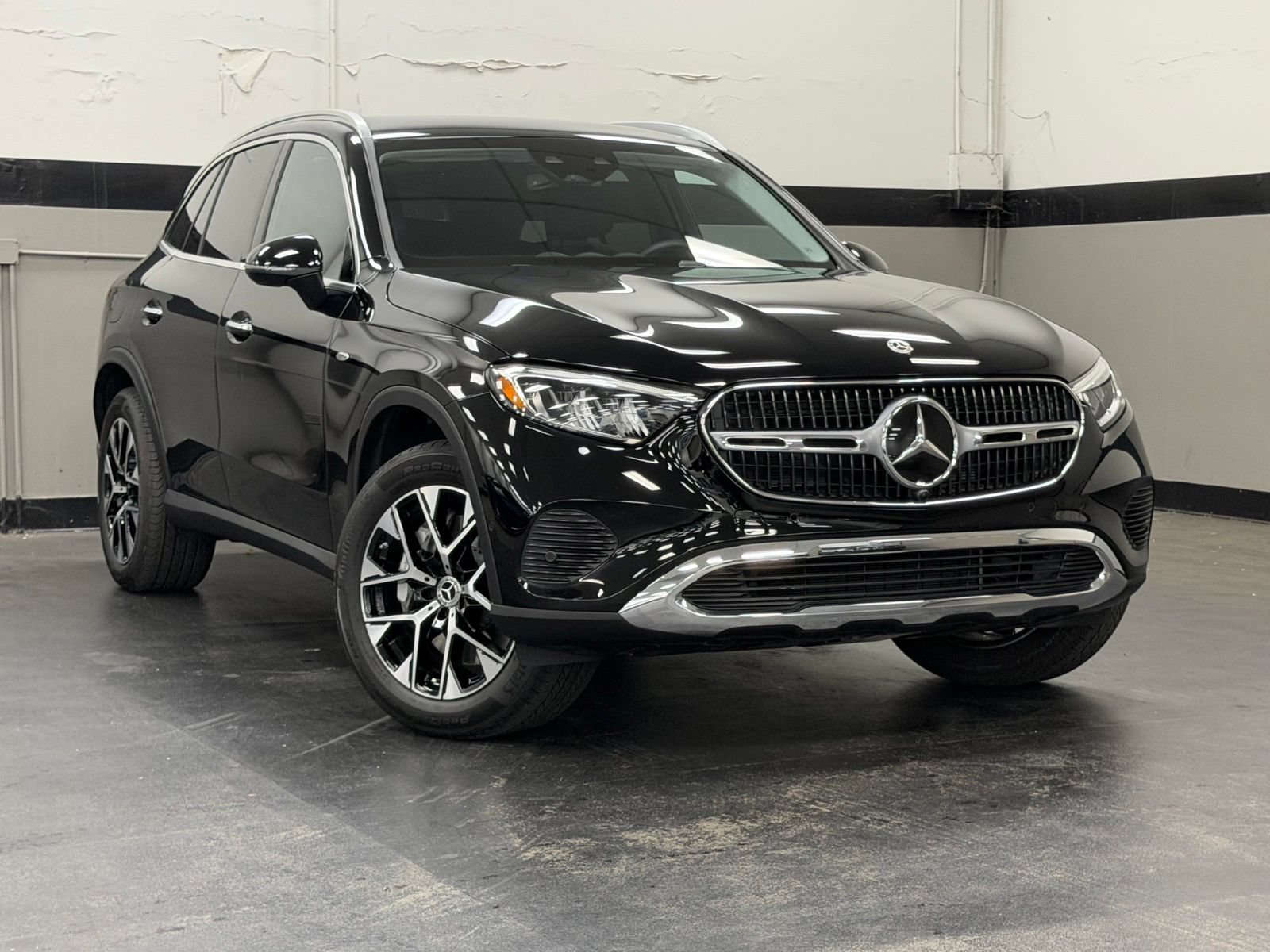 Used 2025 Mercedes-Benz GLC 350e 4MATIC image 2