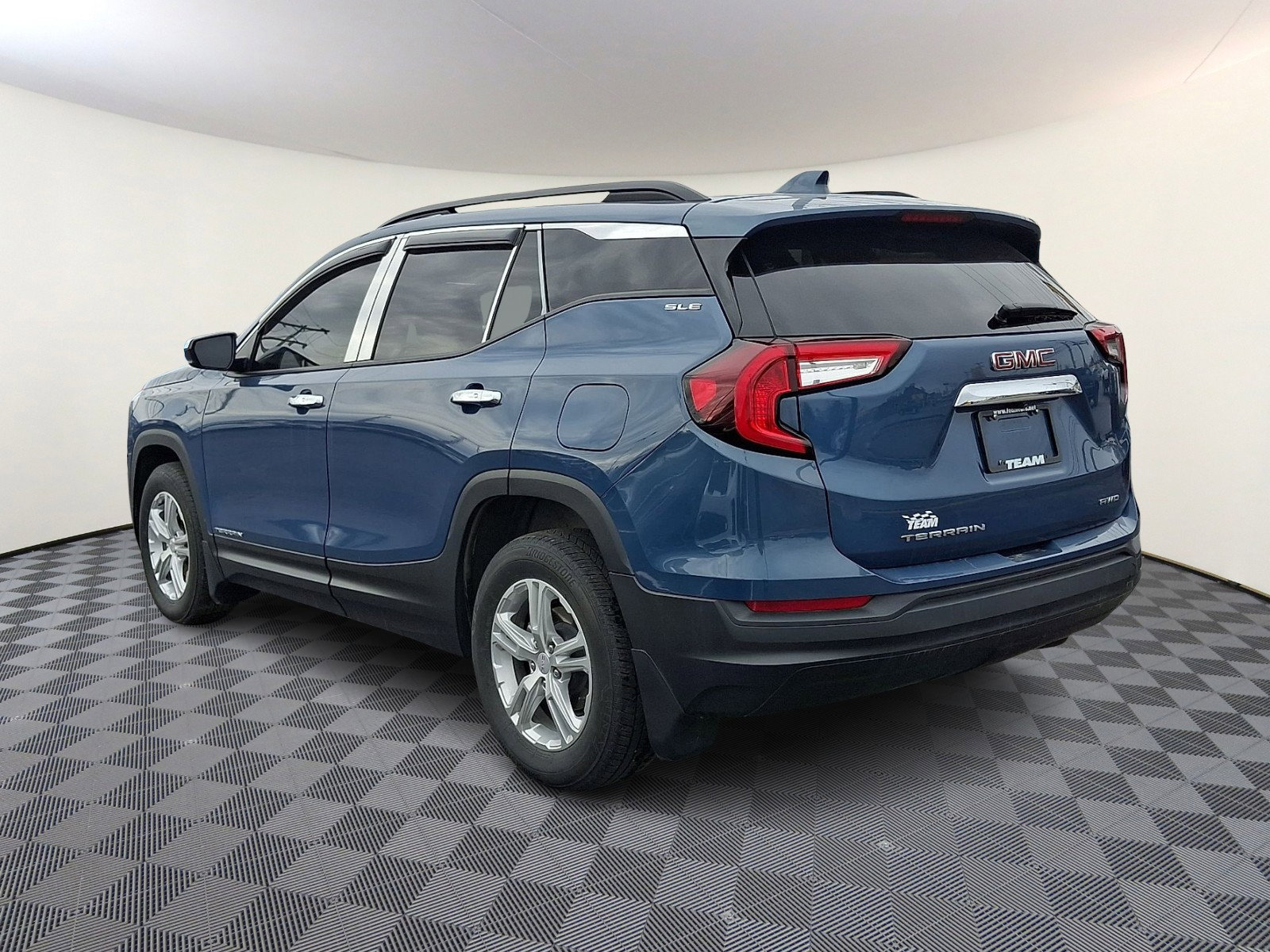 Used 2024 GMC Terrain SLE w/ Driver Convenience Package image 4