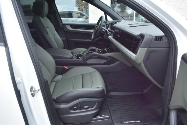 Used 2026 Porsche Cayenne AWD/4WD image 50