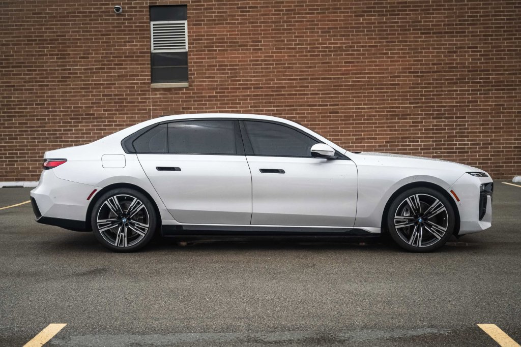 Used 2025 BMW i7 xDrive60 AWD/4WD image 7