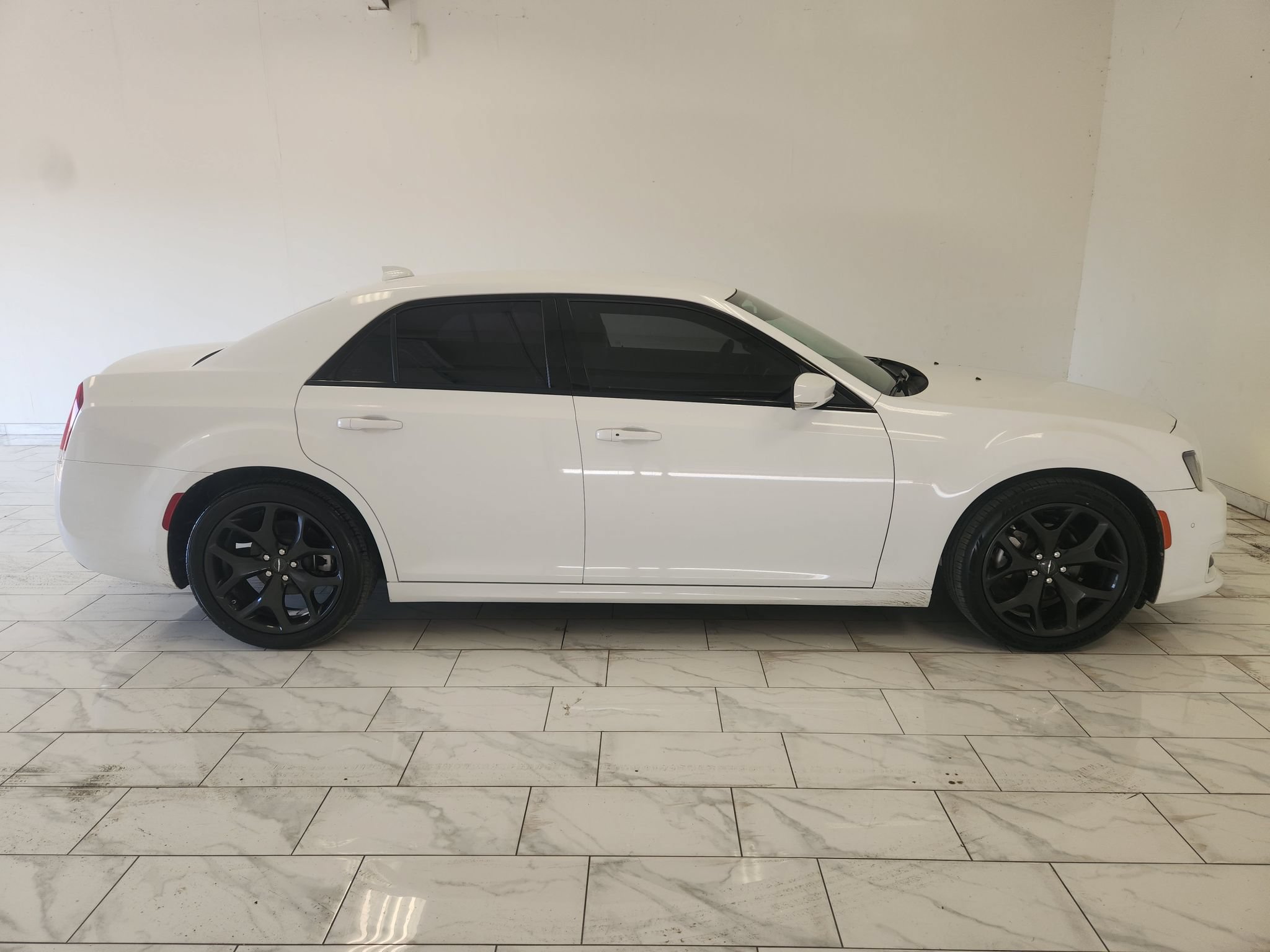 Used 2022 Chrysler 300 Touring L RWD image 4