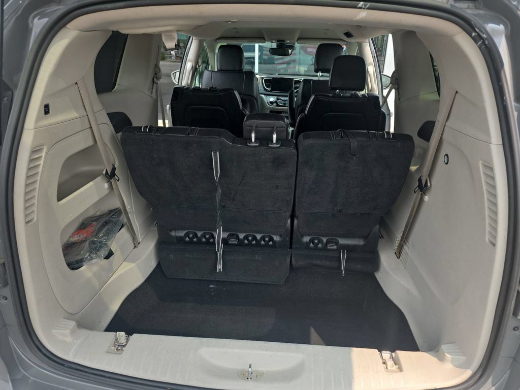 Used 2022 Chrysler Pacifica Touring-L FWD image 17