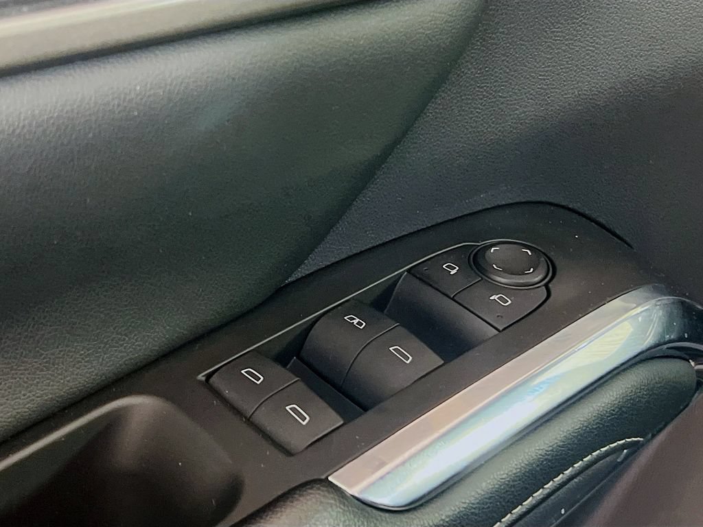 Used 2025 Chevrolet Traverse LT FWD image 17