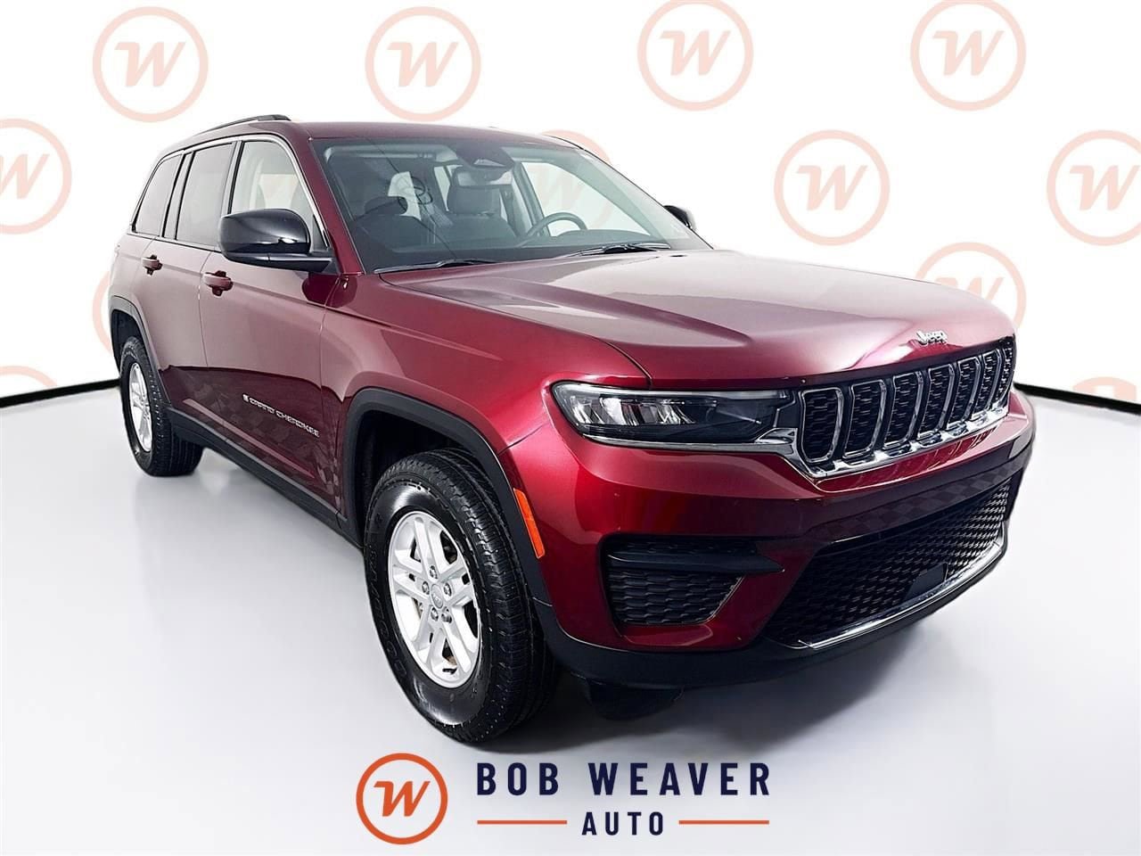 Used 2023 Jeep Grand Cherokee Laredo image 1