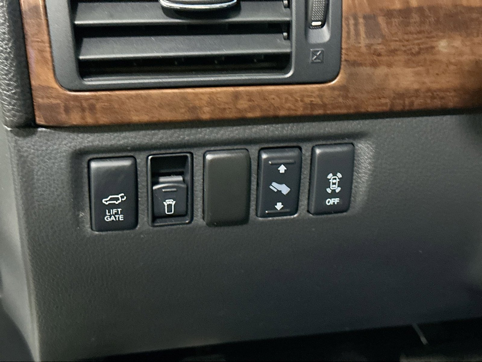 Used 2015 Nissan Armada Platinum image 18