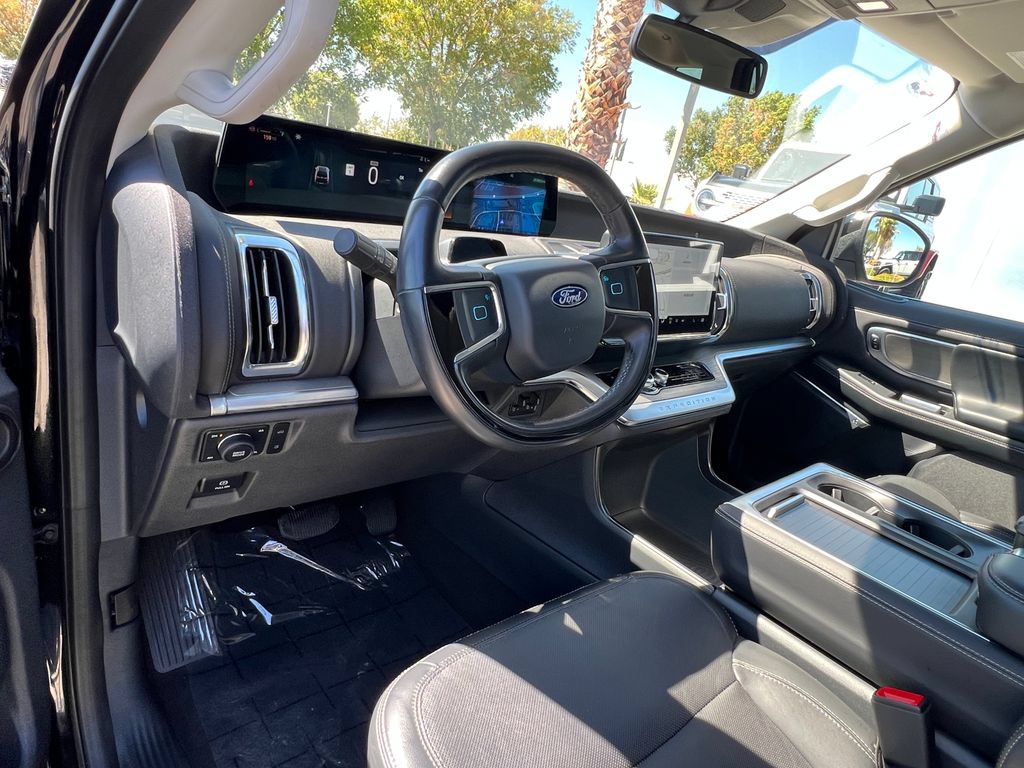 Used 2025 Ford Expedition Platinum w/ Driver's Package AWD/4WD image 27