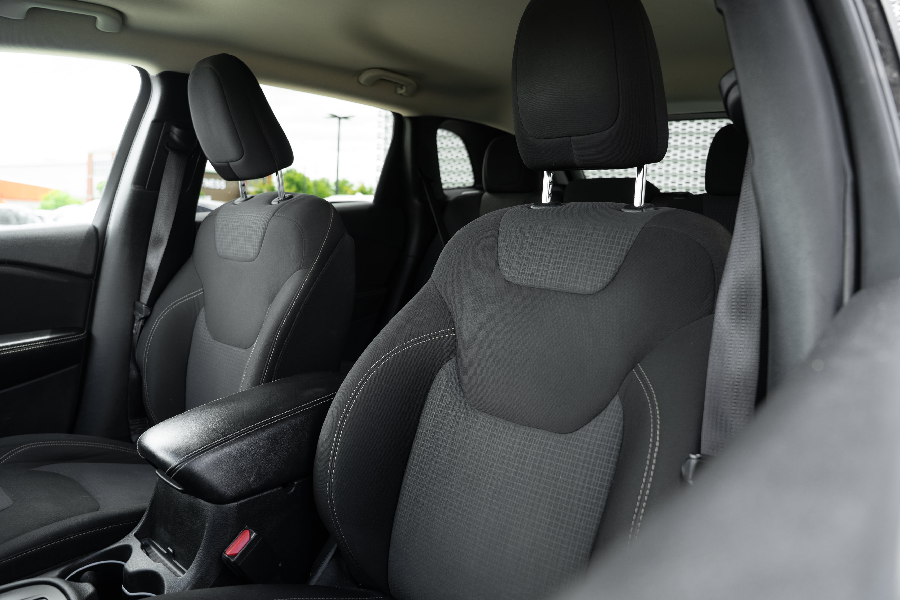 Used 2016 Jeep Cherokee Latitude w/ Cold Weather Group FWD image 21