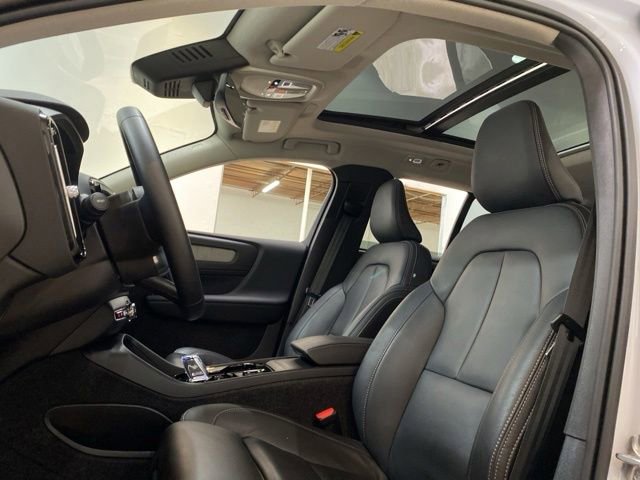 Used 2025 Volvo XC40 B5 Plus AWD/4WD image 29