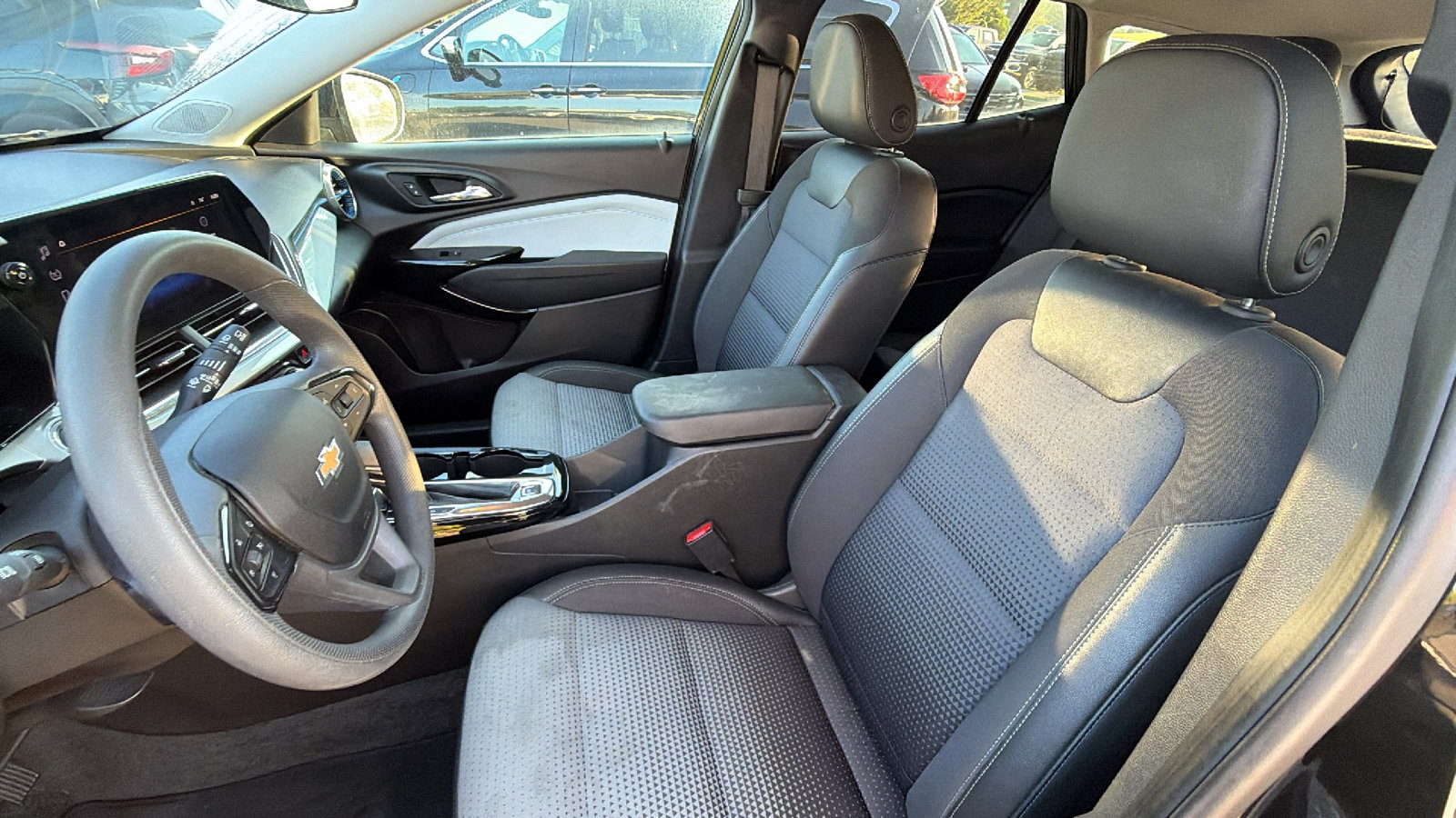 Used 2025 Chevrolet Trax LT FWD image 17