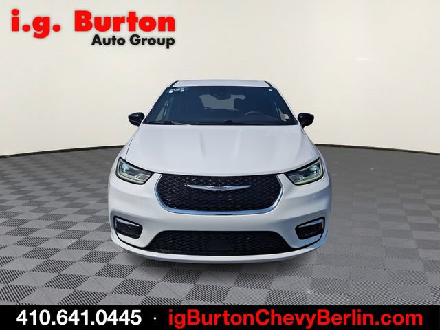 Used 2025 Chrysler Pacifica Select FWD image 2