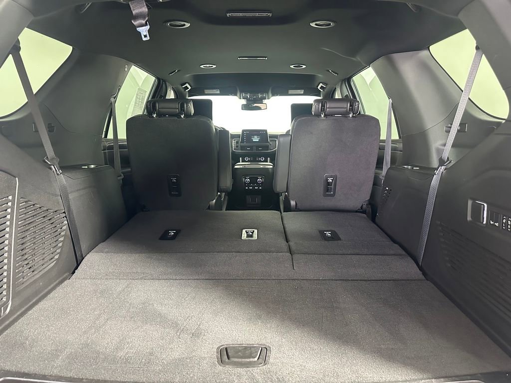 Used 2024 GMC Yukon SLT w/ SLT Luxury Package image 32