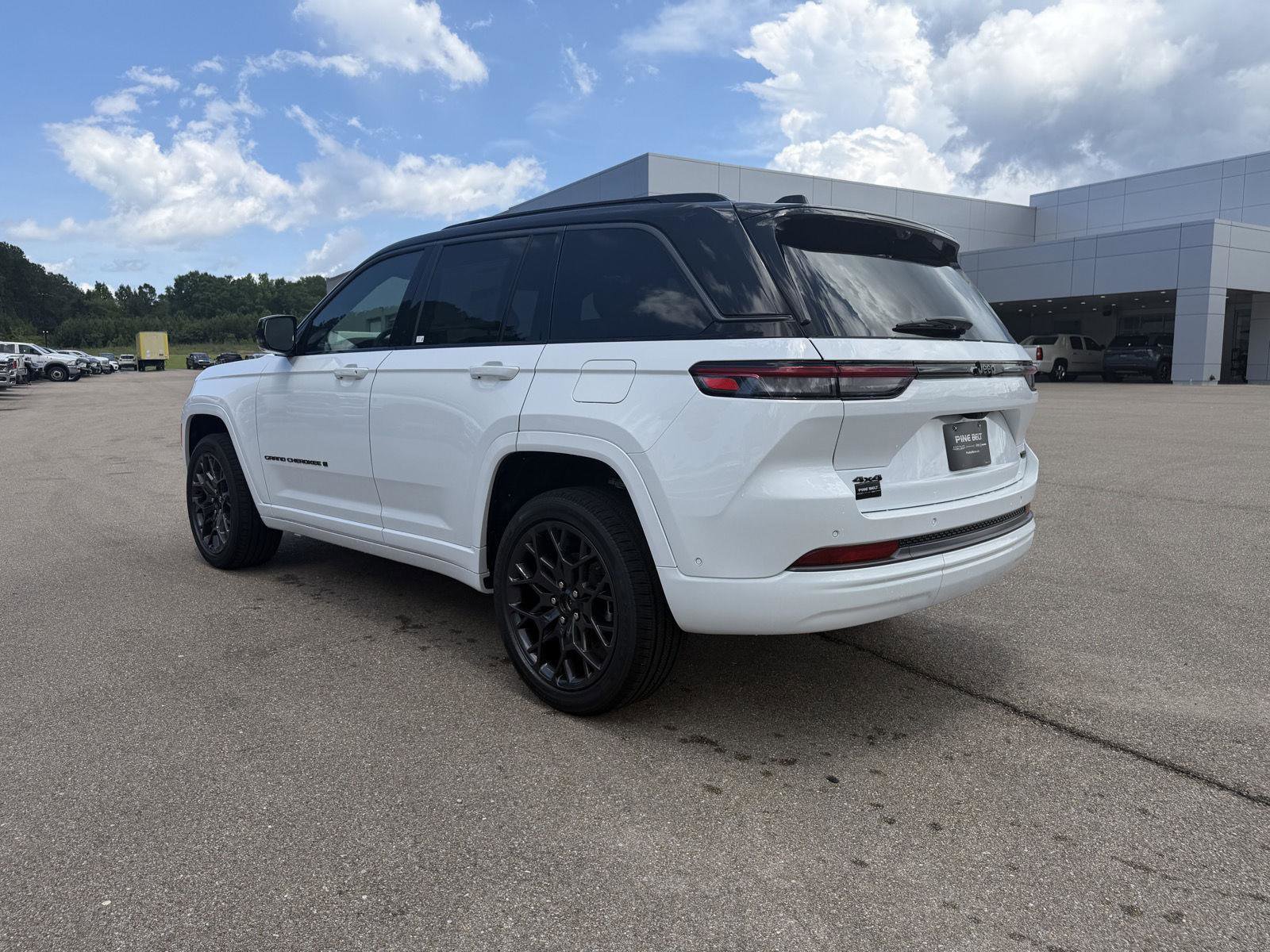 New 2026 Jeep Grand Cherokee Summit w/ Obsidian Package AWD/4WD image 4