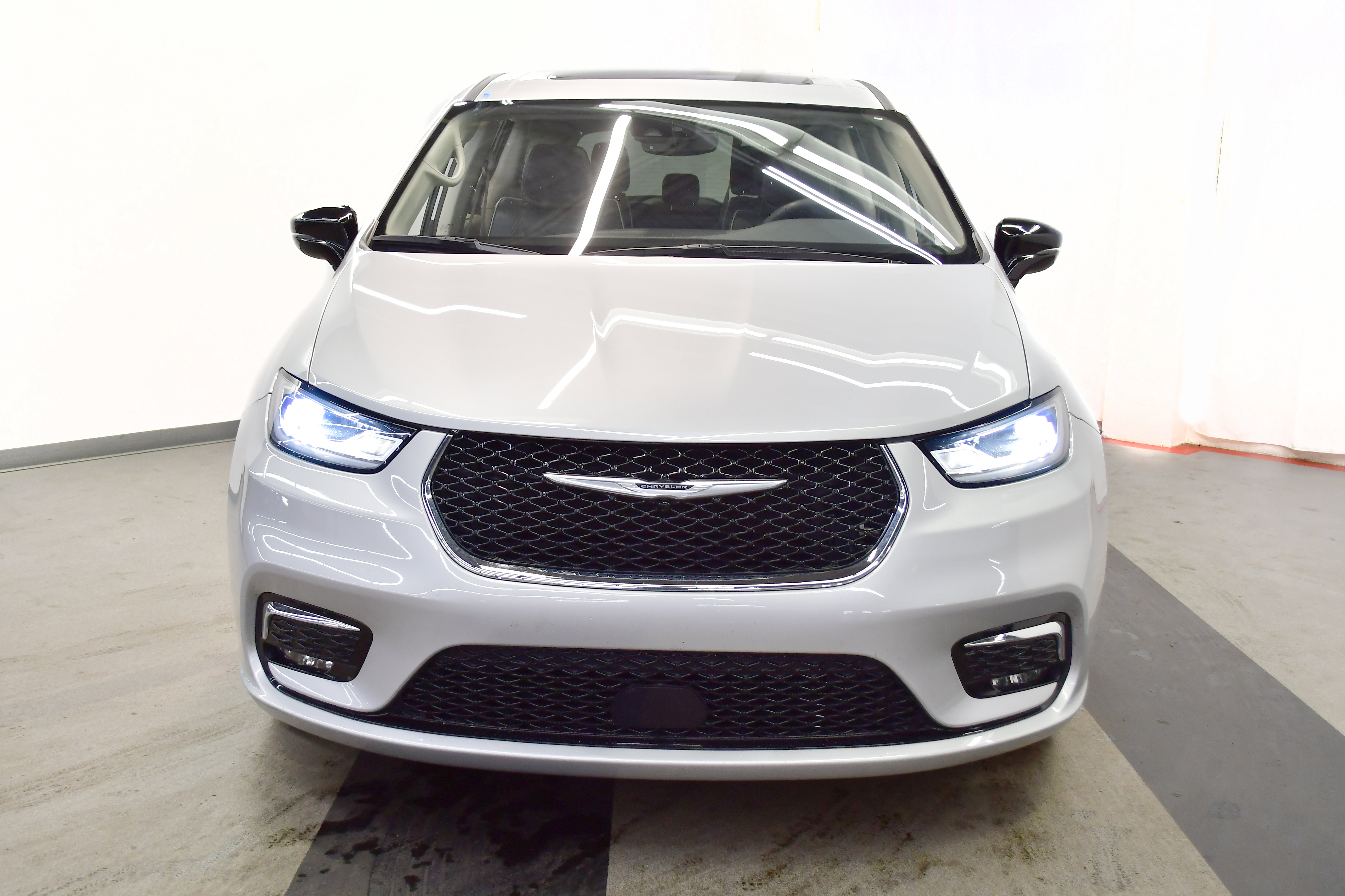 Used 2024 Chrysler Pacifica Limited image 3