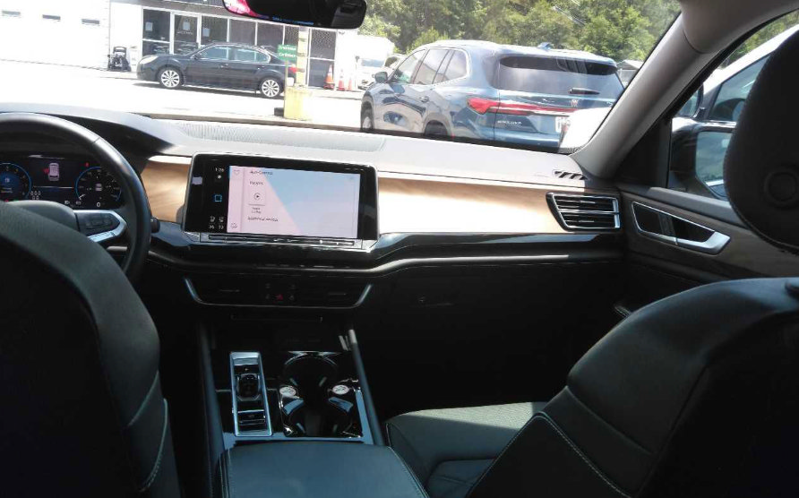 Used 2025 Volkswagen Atlas SE FWD image 4