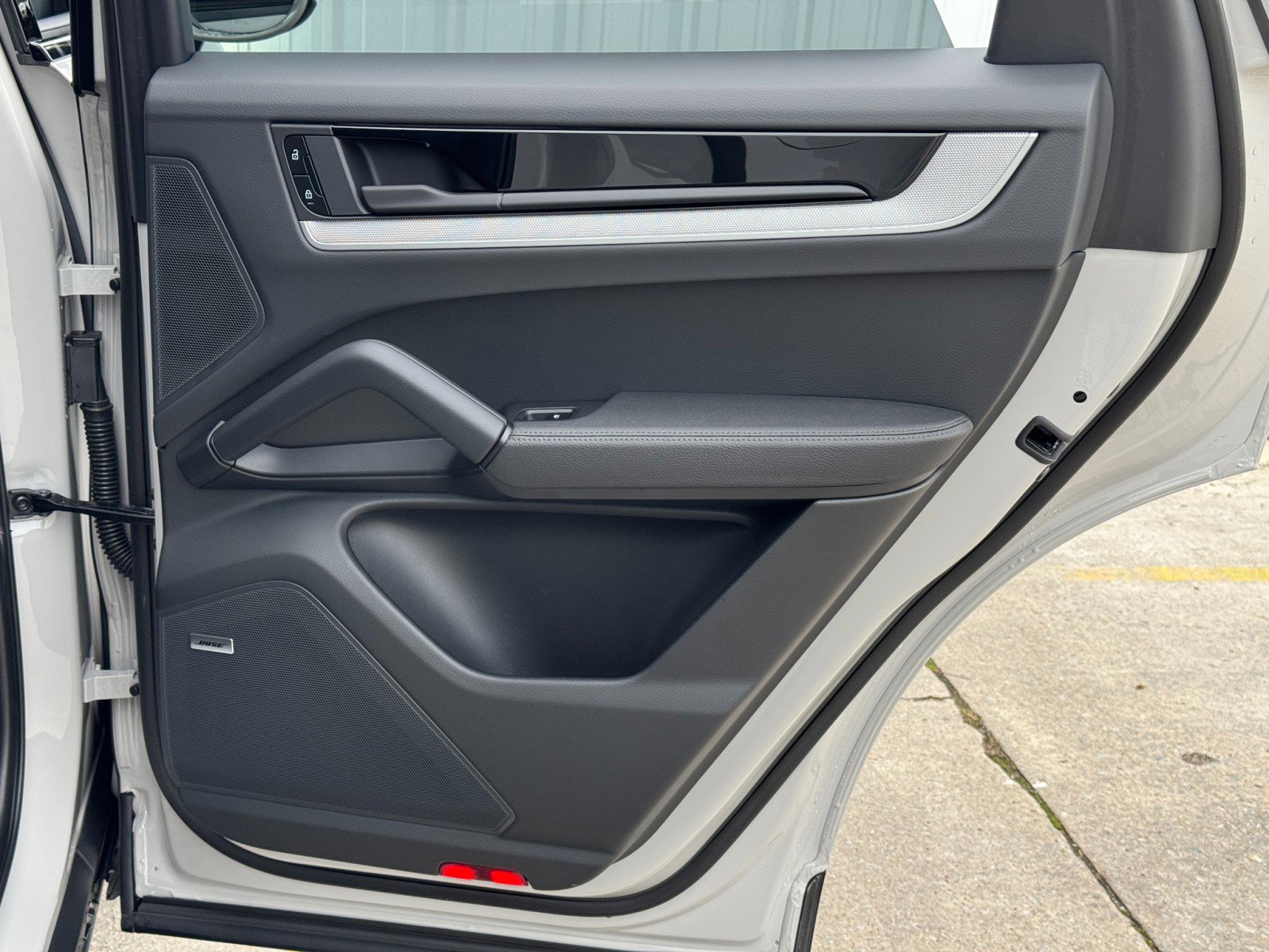 Used 2024 Porsche Cayenne w/ Premium Package image 47