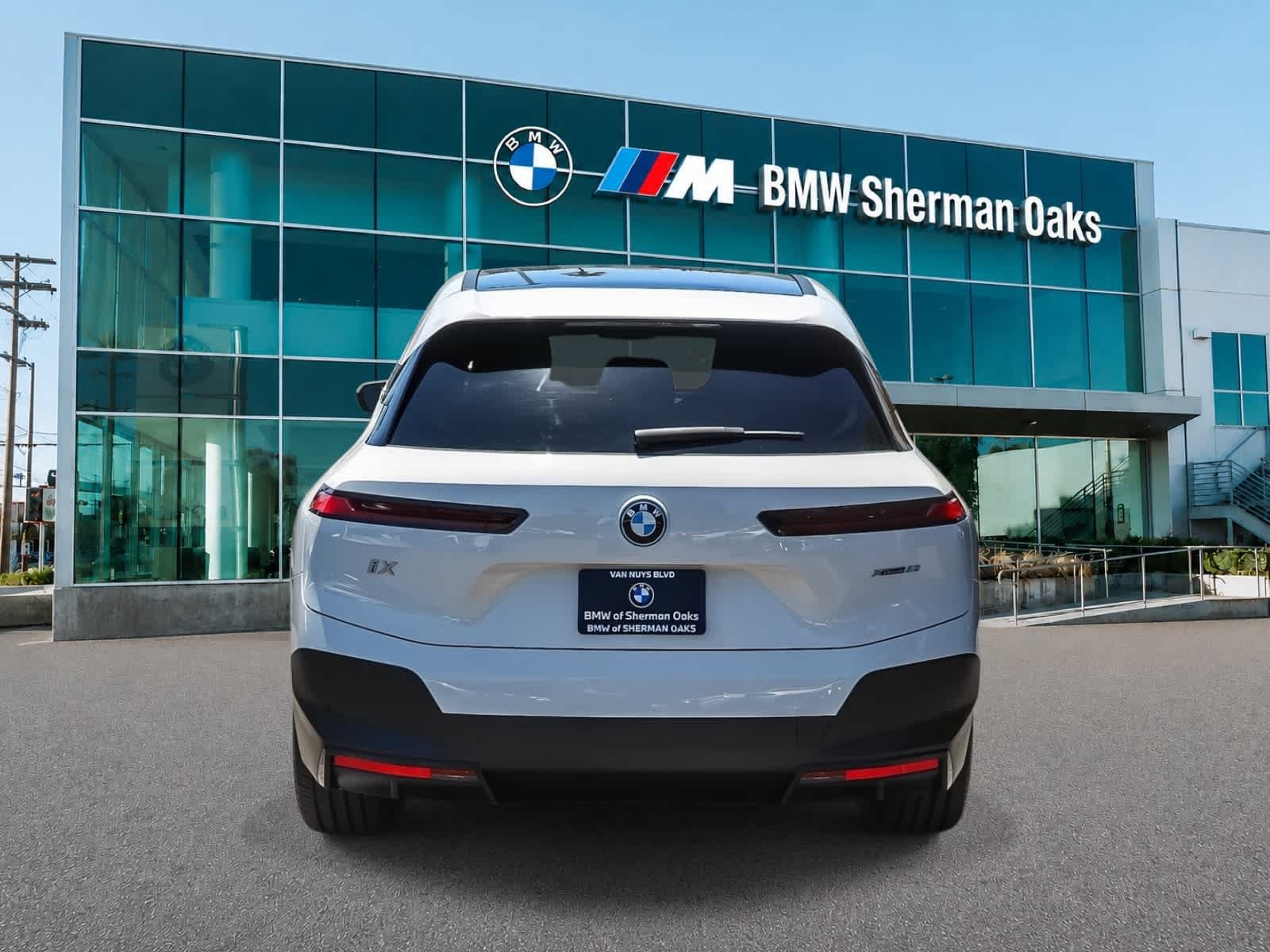 Used 2024 BMW iX xDrive50 AWD/4WD image 5