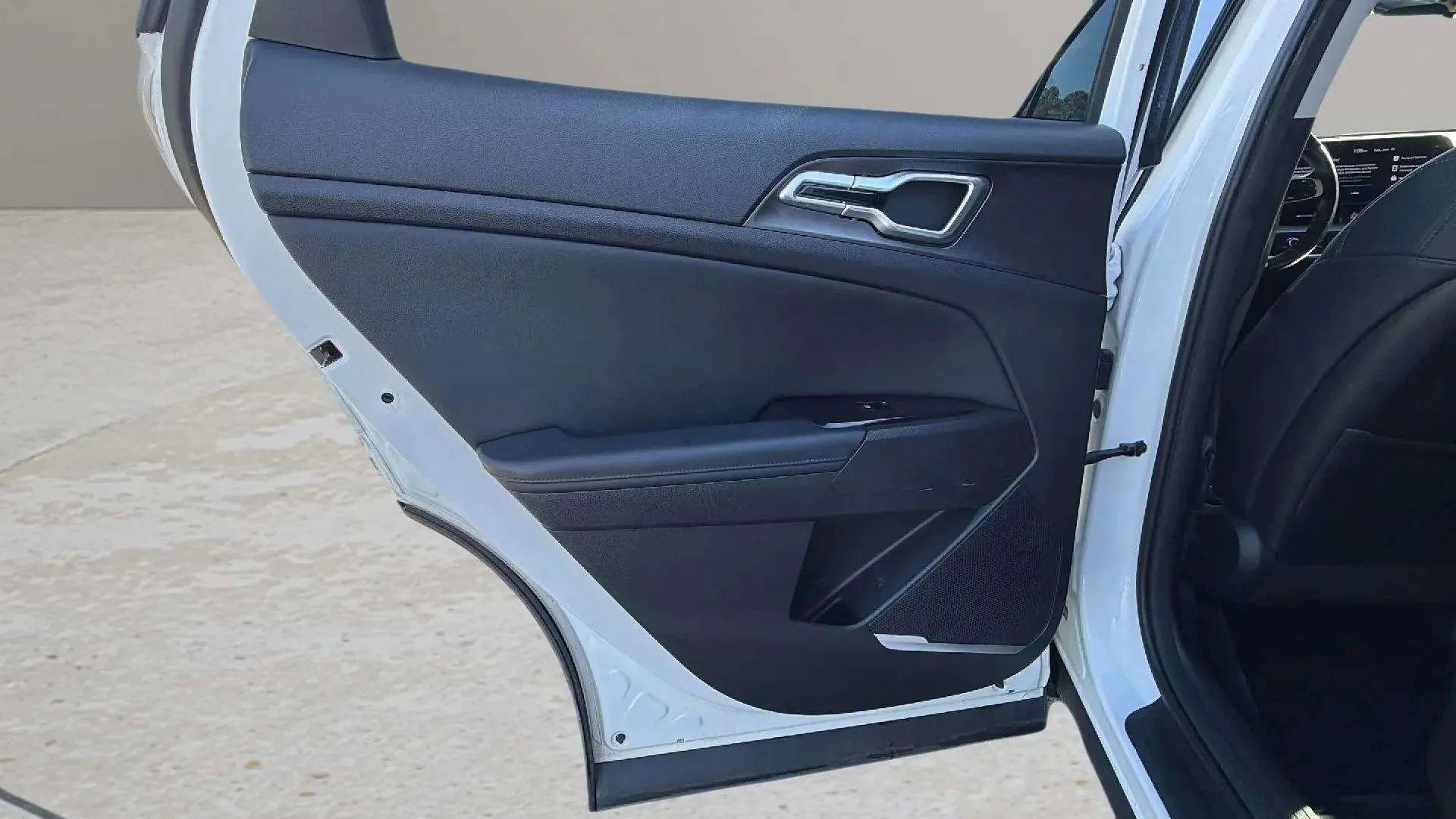 Used 2023 Kia Sportage EX image 19