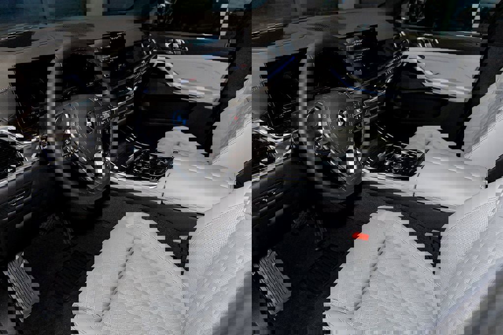 New 2026 BMW X5 xDrive50e w/ Climate Comfort Package image 15