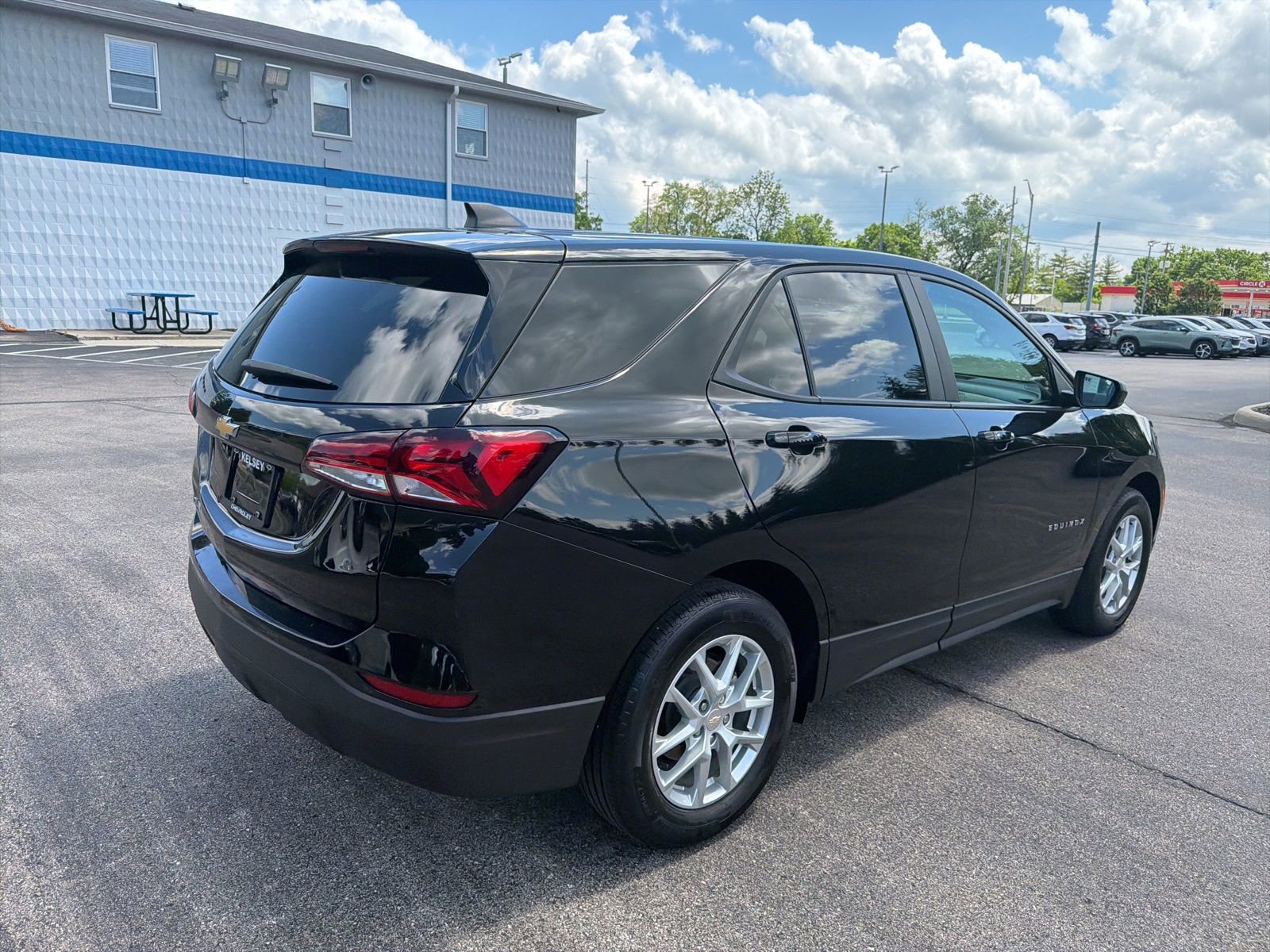 Used 2023 Chevrolet Equinox LS w/ LS Convenience Package FWD image 4