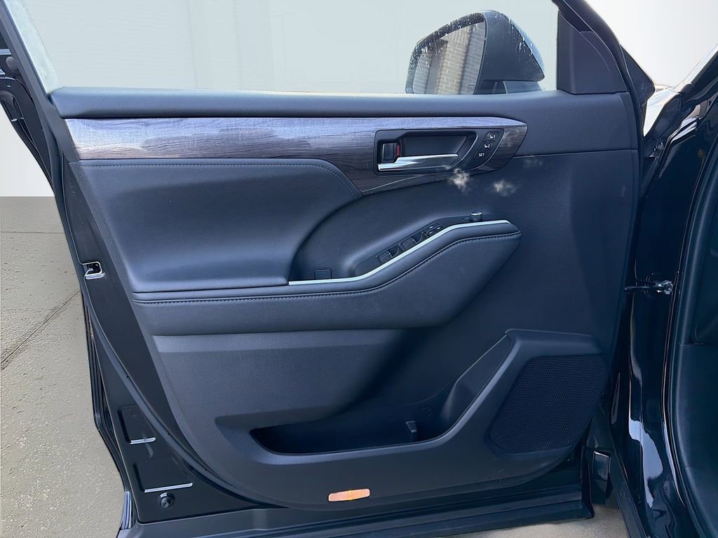 Used 2023 Toyota Highlander Limited image 26