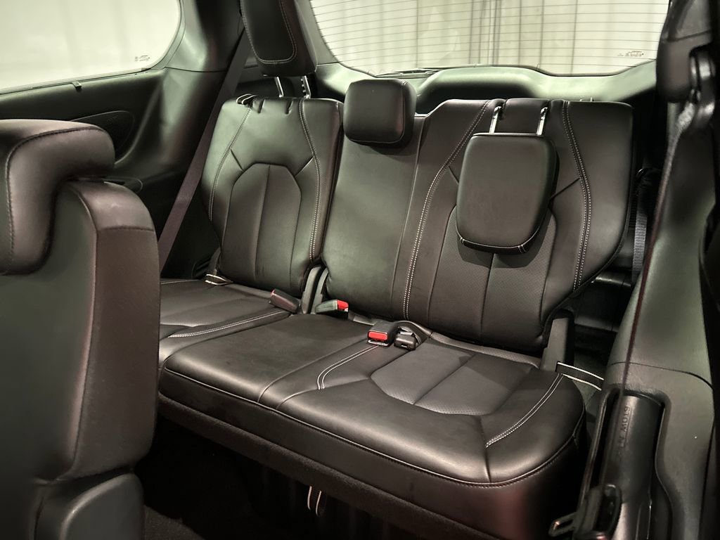 Used 2025 Chrysler Pacifica Select w/ Uconnect Theater Family Group image 25