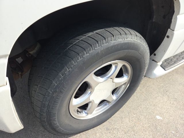 Used 2003 GMC Yukon XL Denali image 9