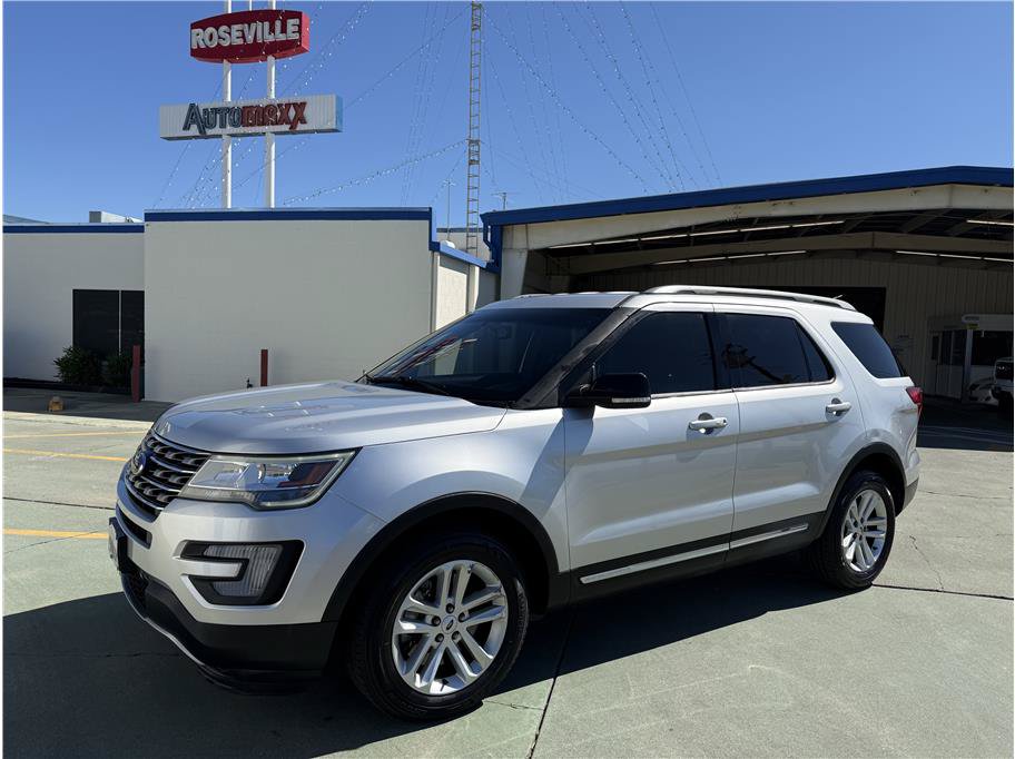 Used 2017 Ford Explorer XLT w/ Equipment Group 201A FWD image 1