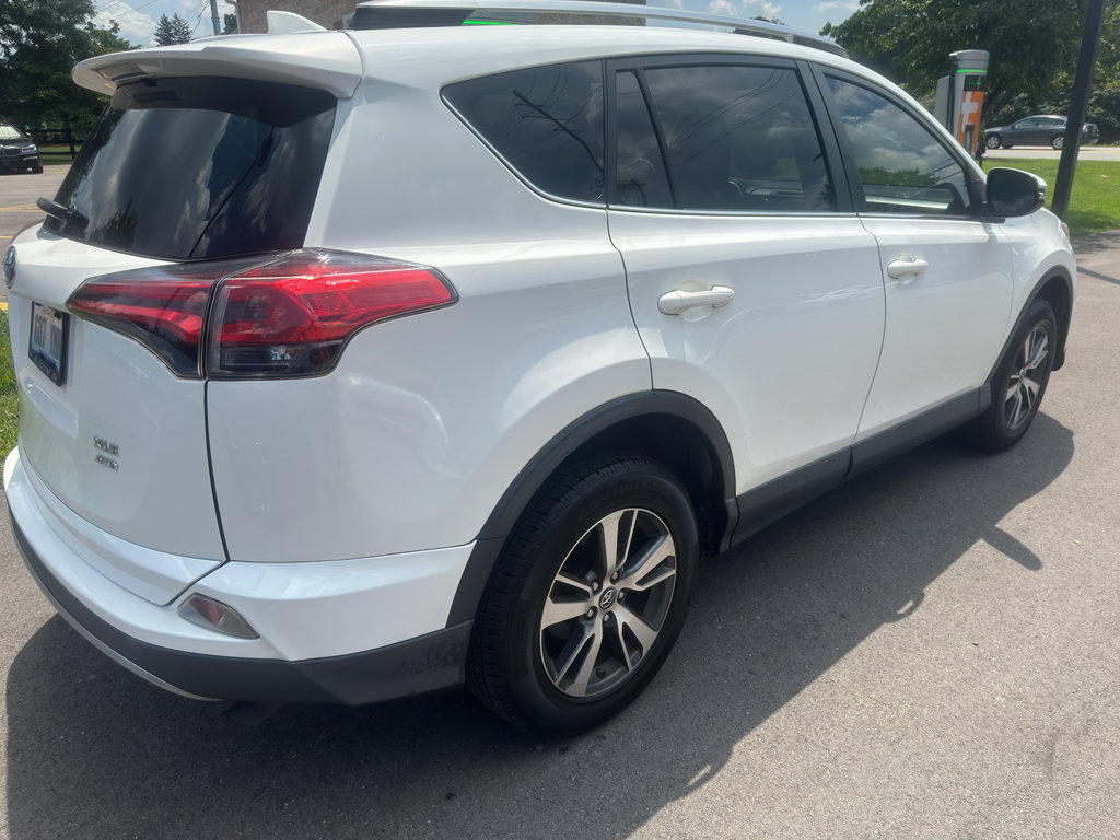 Used 2018 Toyota RAV4 XLE AWD/4WD image 4