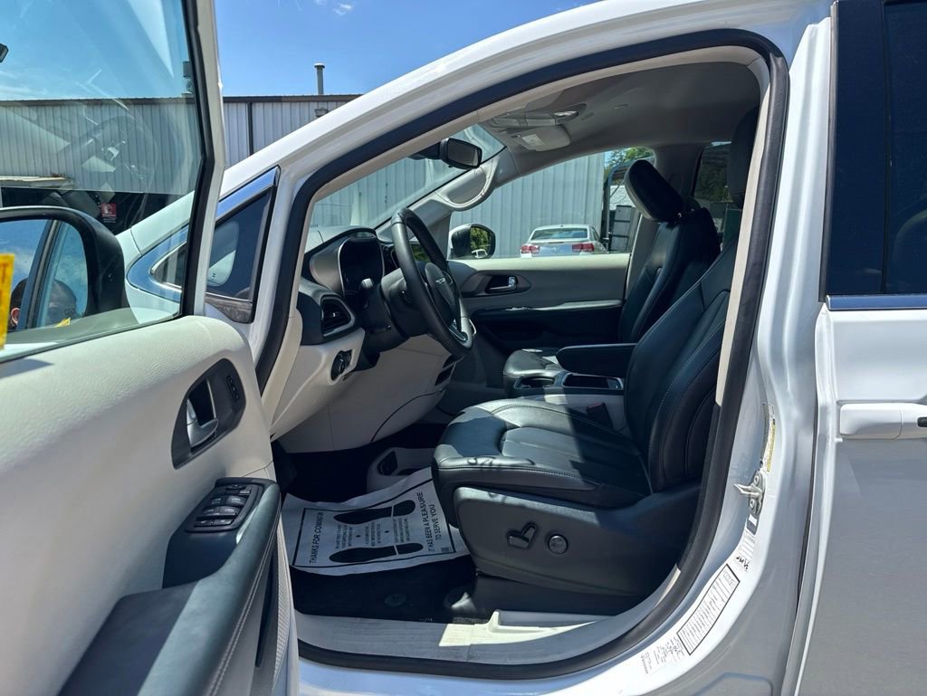 Used 2023 Chrysler Pacifica Touring-L FWD image 14