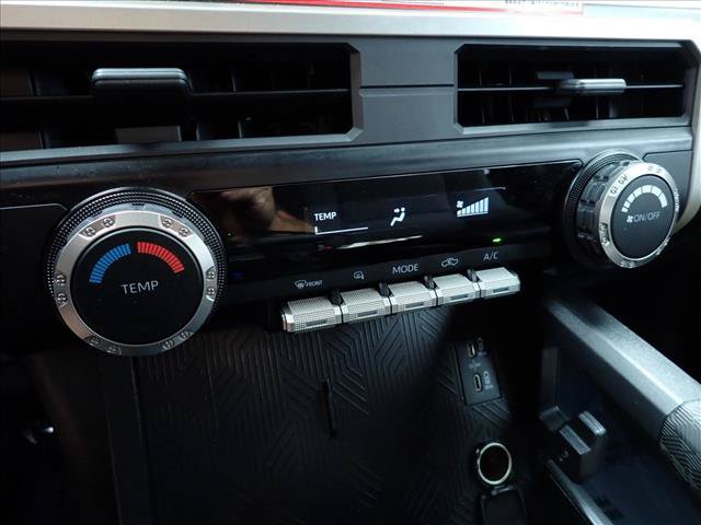 Certified 2025 Toyota Tacoma SR5 AWD/4WD image 17