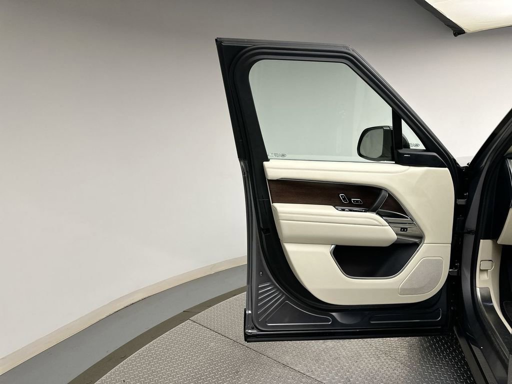 Certified 2023 Land Rover Range Rover SE image 17