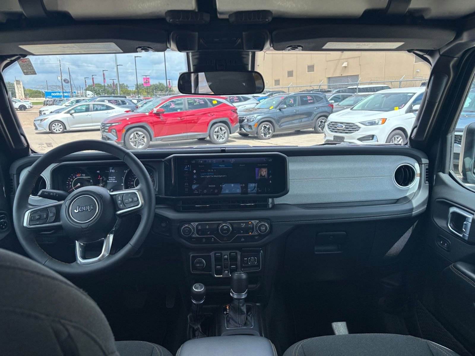 Used 2025 Jeep Wrangler Sahara image 32