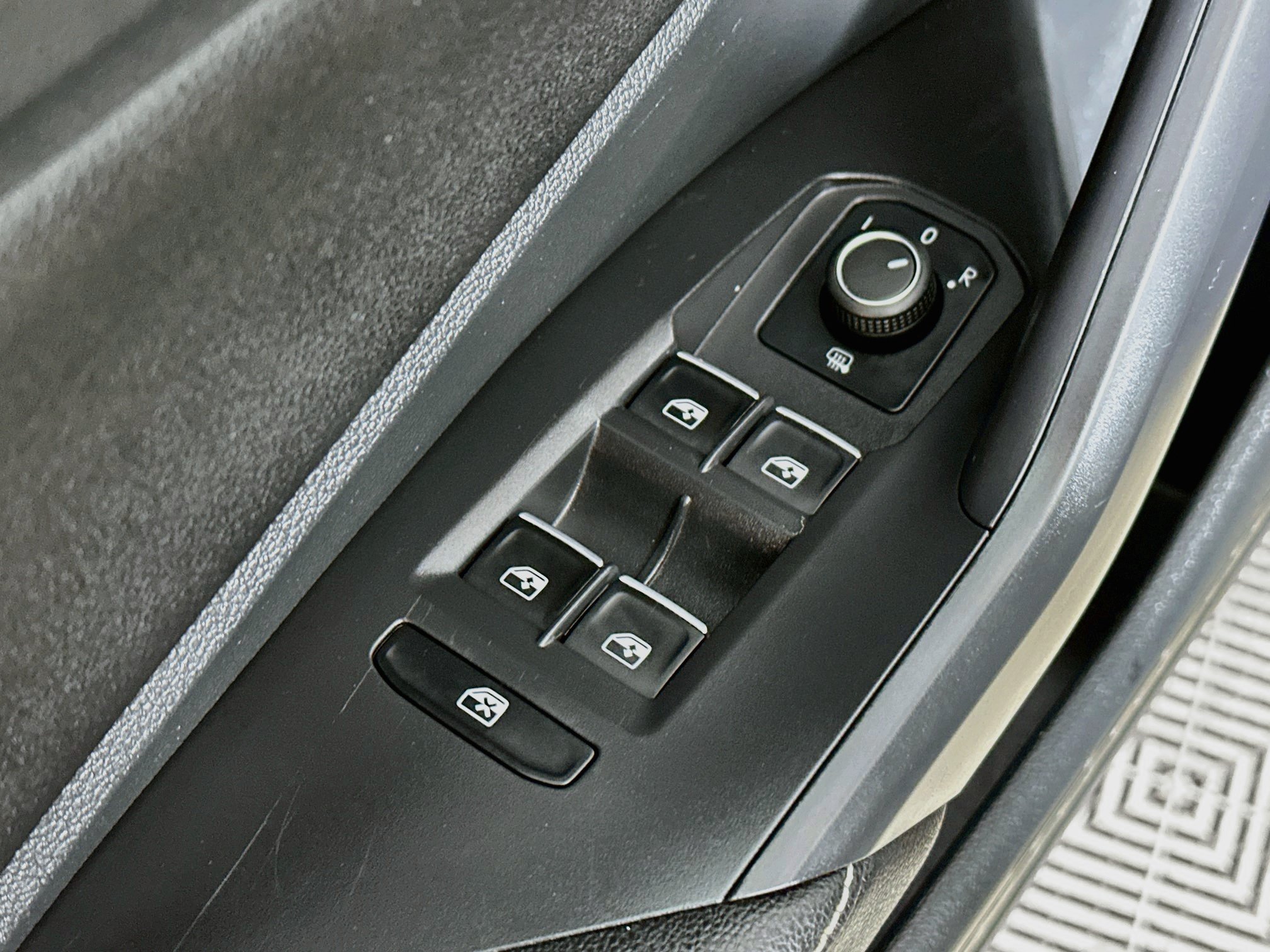 Used 2024 Volkswagen Jetta SE FWD image 17